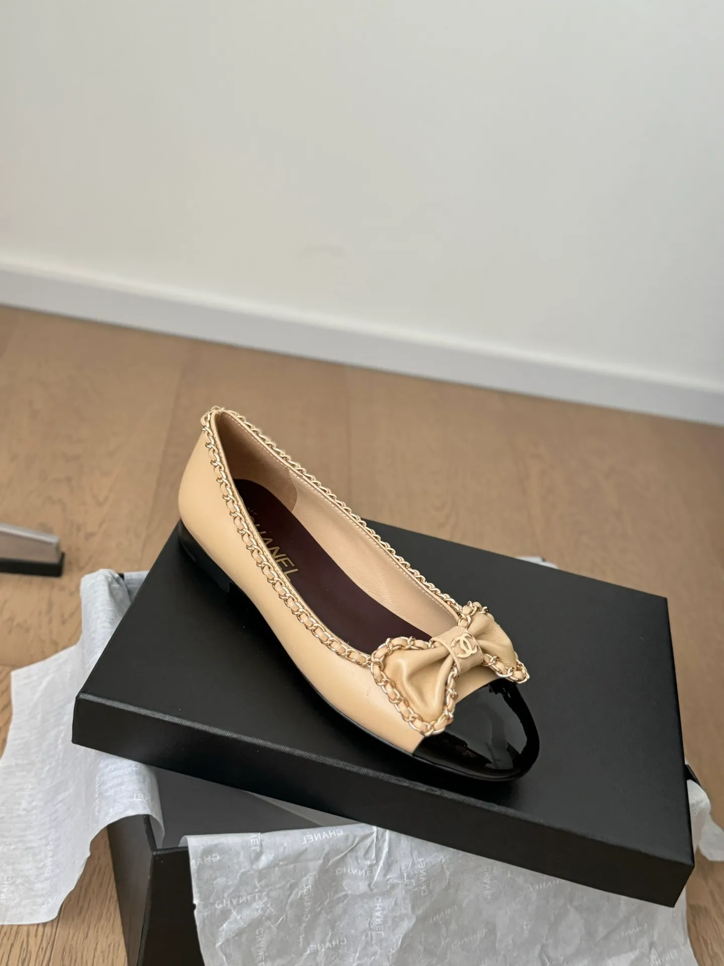 👟👟Ex-factory price 580👟👟 Purchasing agent Chanel Xiaoxiang 24A new chain double C thick heel shoes! 1:1 replica of the original. A classic among classics. It is perfect whether paired with trousers or skirts. The small round head design is very good at modifying the shape of the feet. A must-have for little fairies! The upper is made of imported lambskin, the lining is top-grade mixed sheepskin, and the outsole is imported Italian cowhide. Heel height: 2.5cm. Size: 35-39 (40/41/42/43 customized)